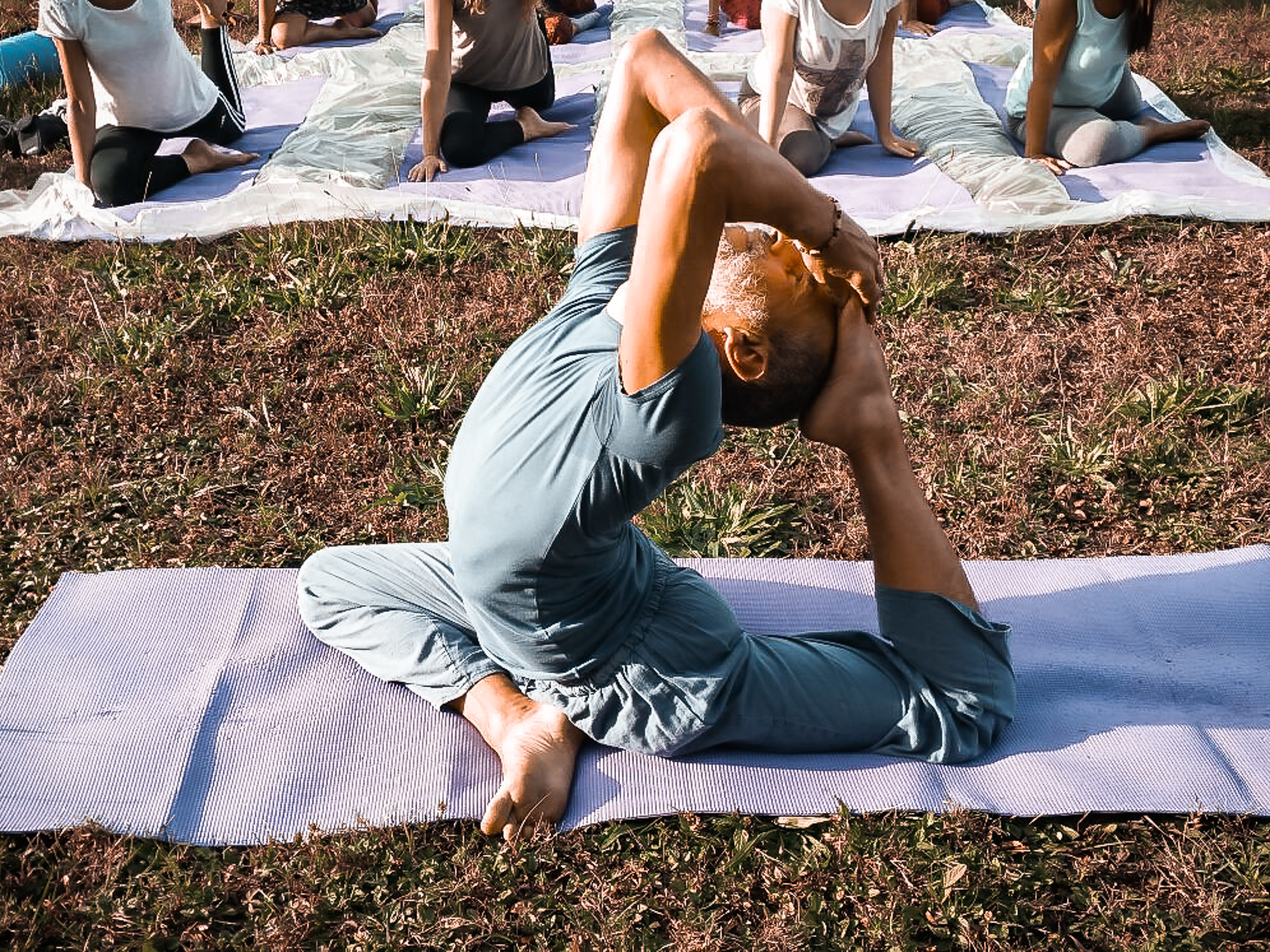 maestro-insegnante-yoga-azione-posizione-parco-allievi