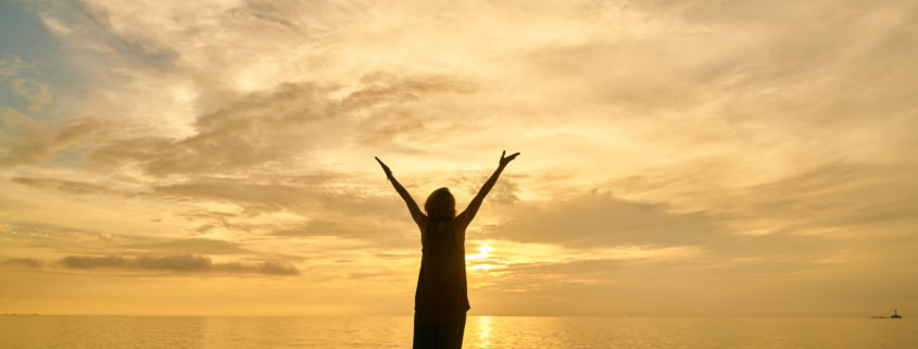 Donna-yoga-meditazione-braccia-aperte-tramonto-mare-rilassamento-scuola-vicenza-claudio-fabris